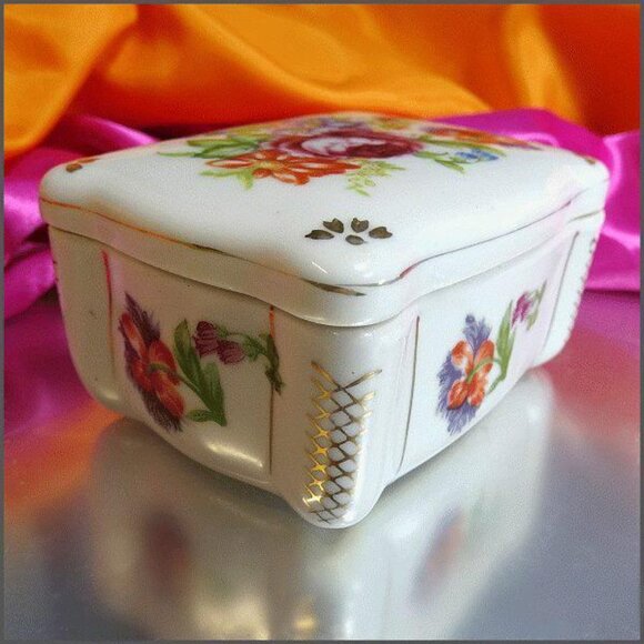 1950s Vintage Rose Garden Jewelry Box Porcelain w 24 kt Gold - Picture 5 of 8